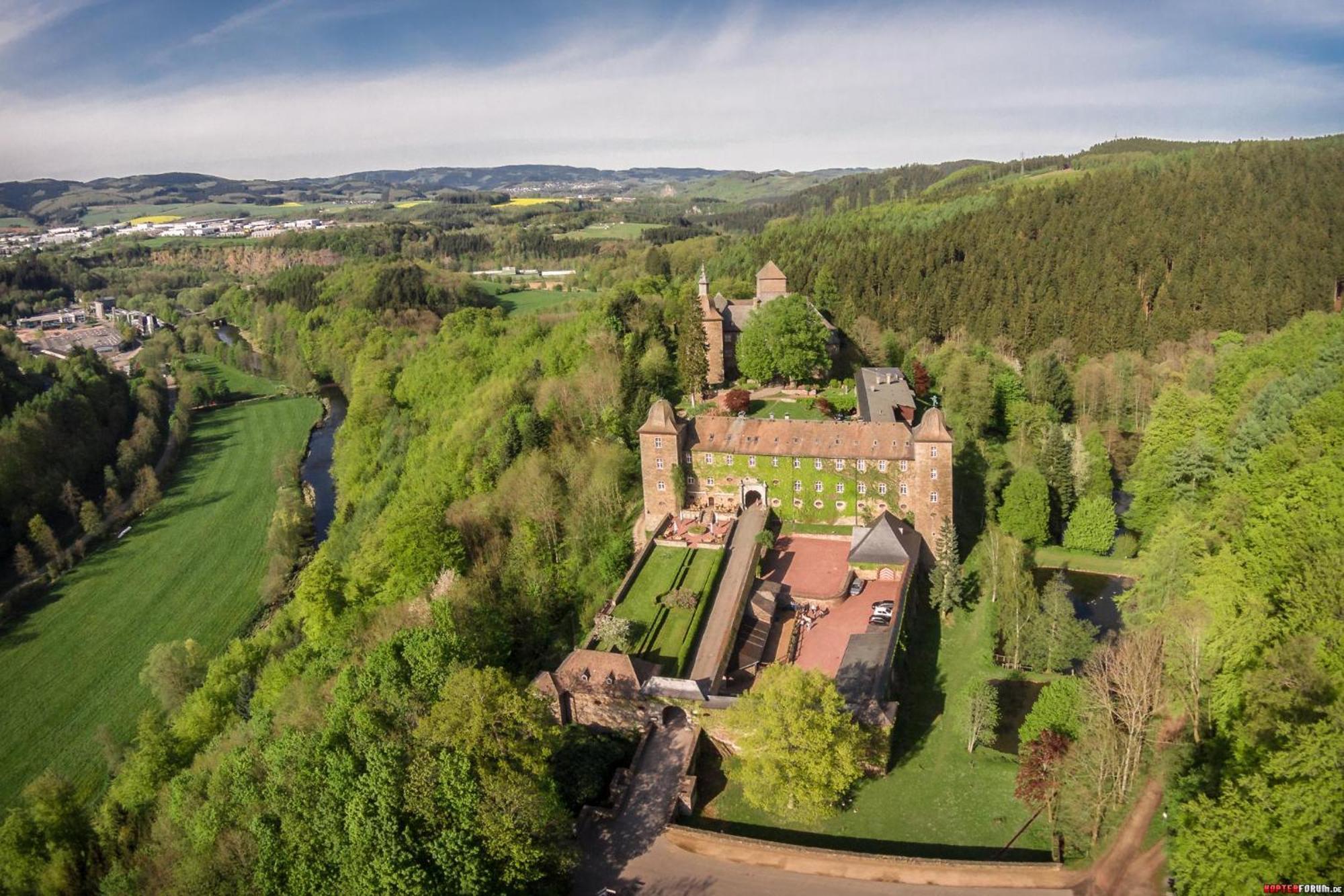 Hotel Und Restaurant Burg Schnellenberg Attendorn Exterior foto